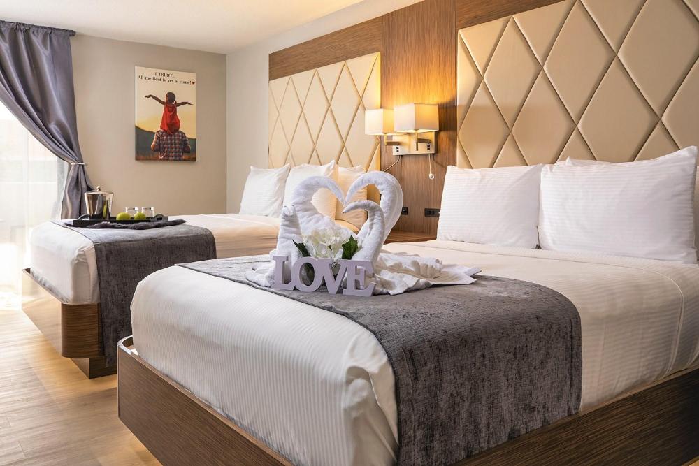 Handicap Royal Double Queen Bed Room HROYQ interior